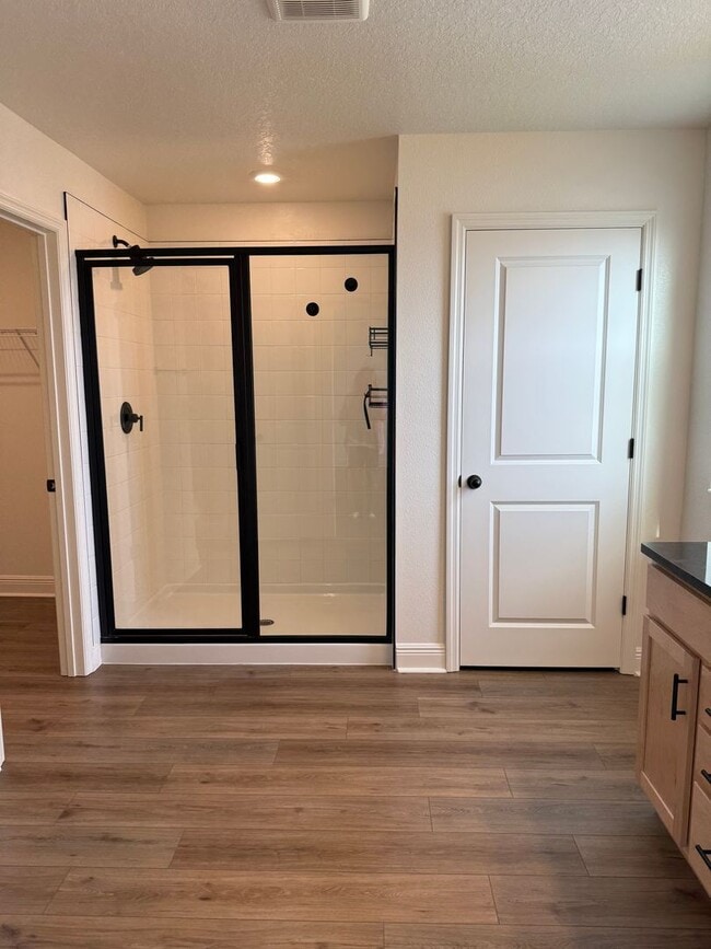 Building Photo - Beautiful 4 bedroom Home