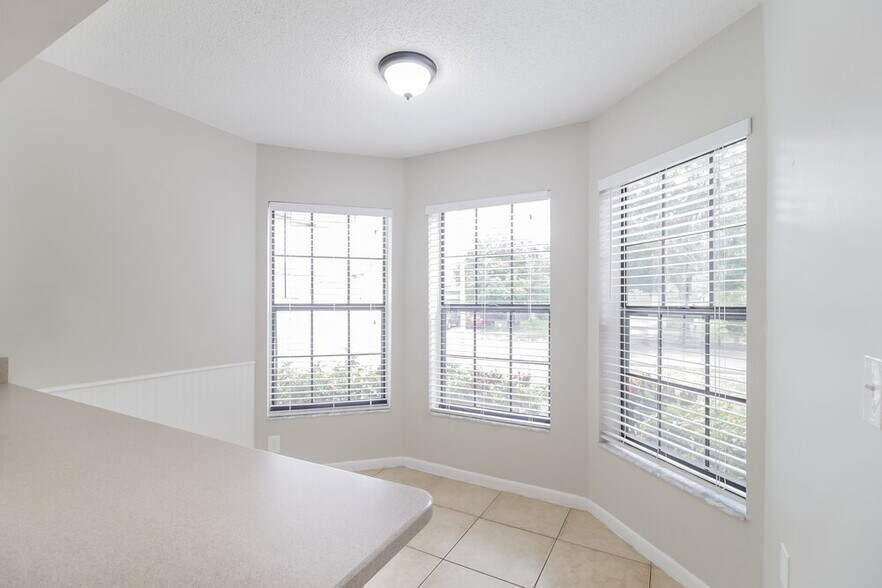 Building Photo - 4262 Sandhurst Dr