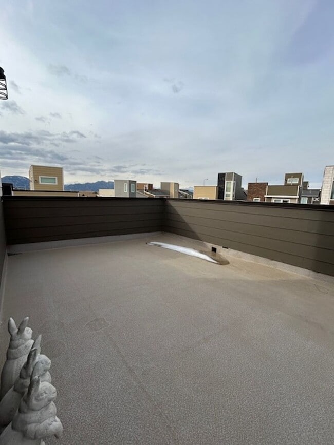 Building Photo - Beautiful 2 Bed + Office + 2.5 Bath home i...