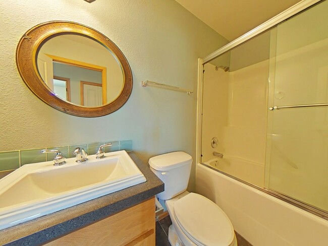 Building Photo - 3 Bedroom Townhouse ~ Close to Campus