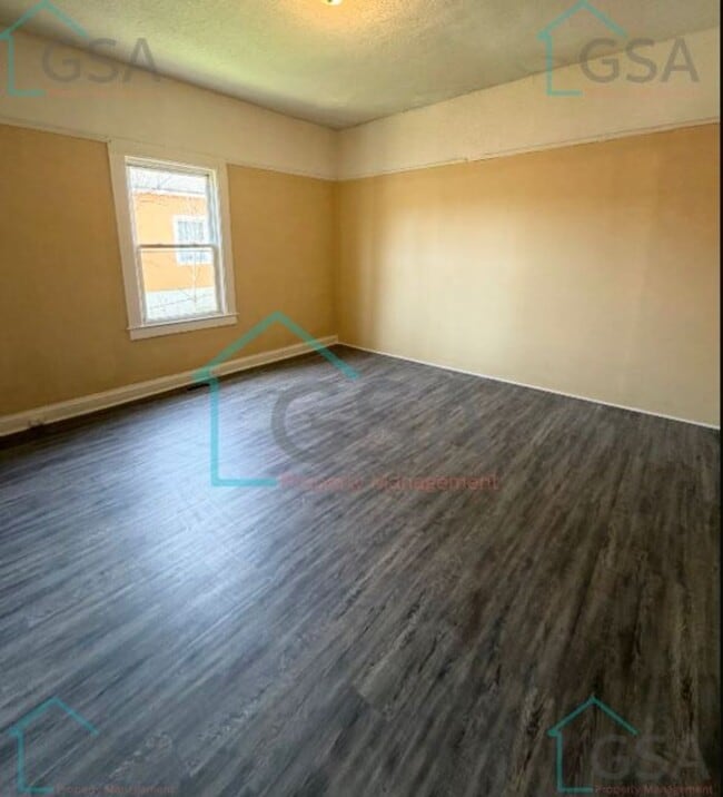 Building Photo - 2 Bedroom 1 Bath Available!