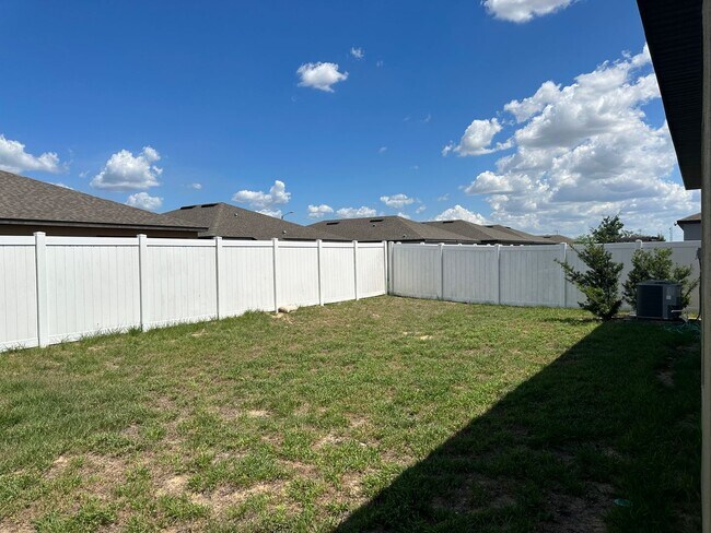 Building Photo - Private Back Yard! - 3 Bedroom 2 Bathroom ...