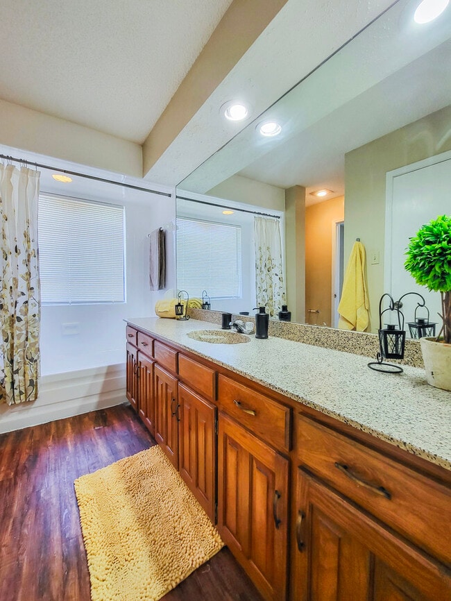 Building Photo - Arlington 2 bedroom Townhome with garage and yard! Must see! Schedule tour today!