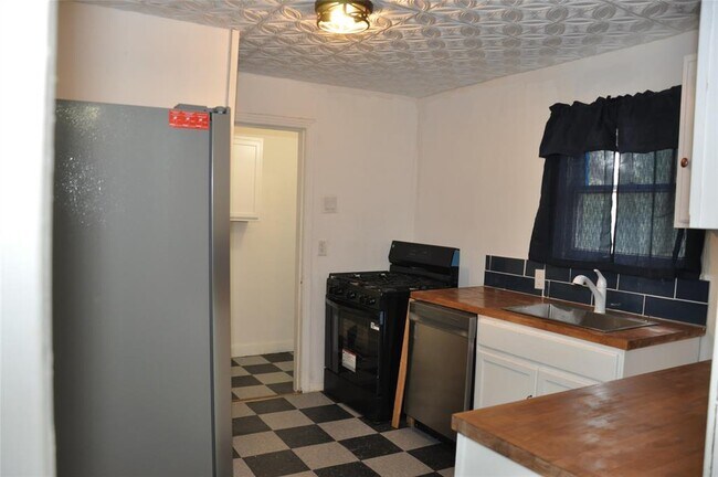 Building Photo - 1408 E Avenue D