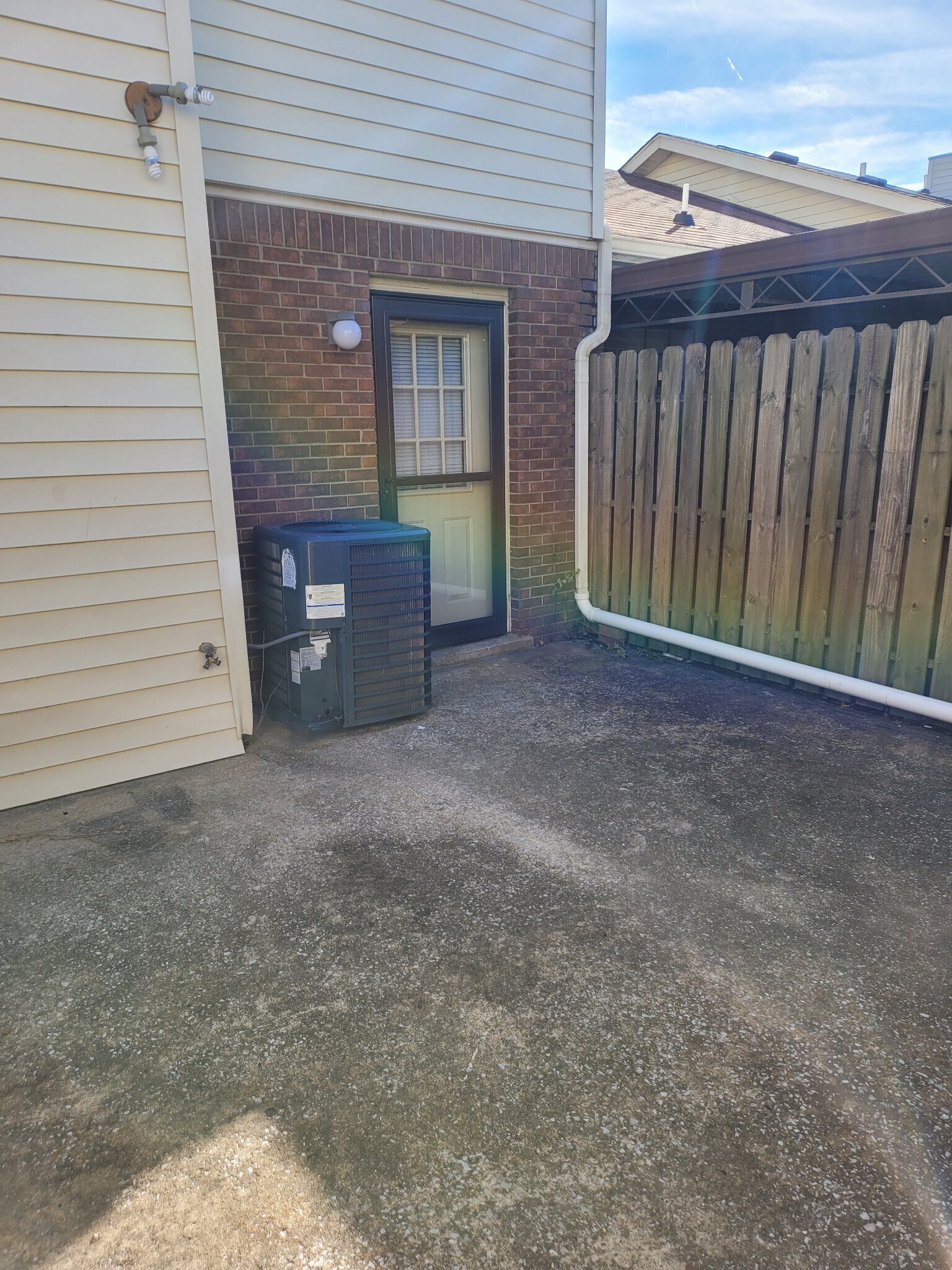 Building Photo - 255 Mayflower Ln N