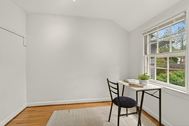 Building Photo - 624 22nd St S