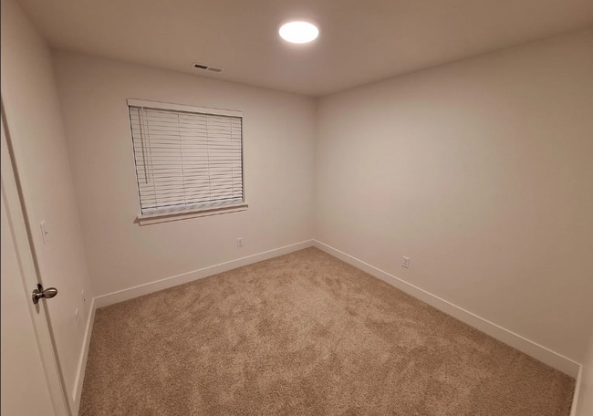 Building Photo - 4 bedroom/2.5 bathroom Townhome in Eagle Mountain