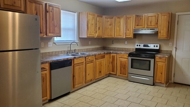 Building Photo - 2608 E Maple Ave