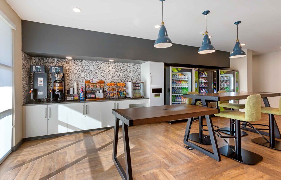 Building Photo - Furnished Studio-Chandler