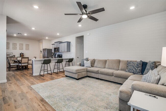 Building Photo - 911 Hay Loft Ln