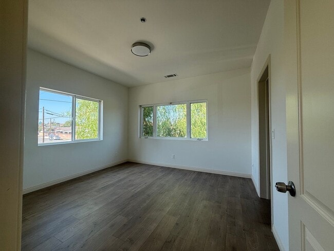 Building Photo - 2132