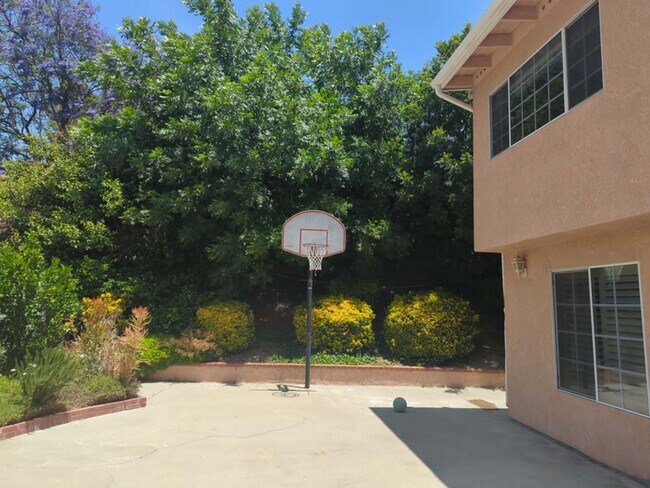 Building Photo - Beautiful and Spacious 4 Bed, 3 Bath Home ...