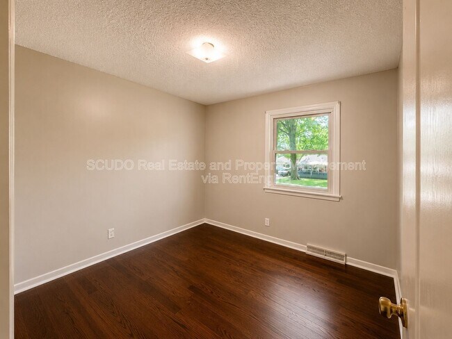 Building Photo - 8806 Crescent Ave