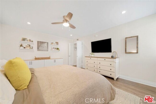 Building Photo - 5301 Balboa Blvd