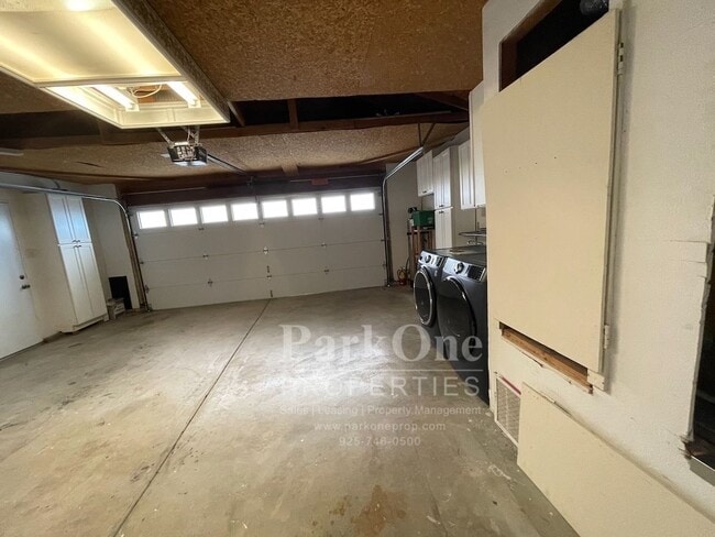 Building Photo - Nicely Update Home Now Available in the Crossings