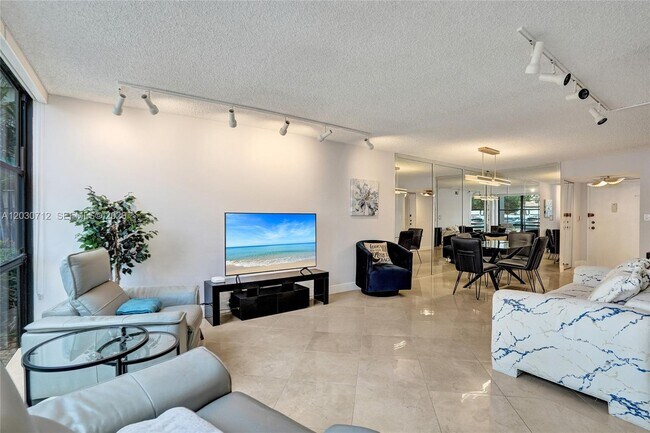 Building Photo - 1000 Parkview Dr
