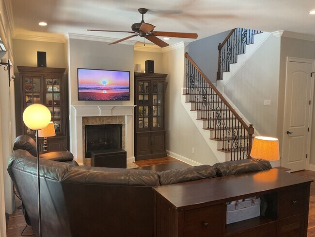 Building Photo - Southern Charm Meets Modern Luxury!!