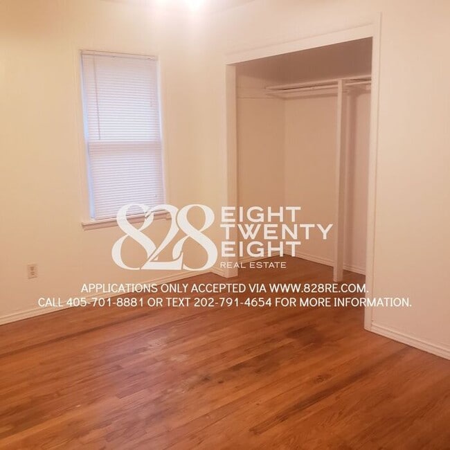 Building Photo - *AVAILABLE NOW!* 4 bed/1 Bath House with an Awesome Backyard!