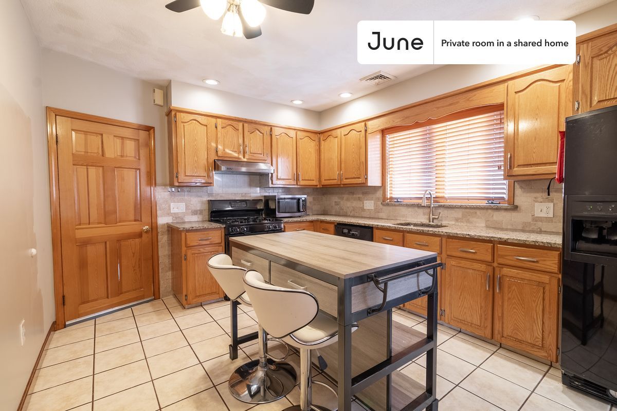 Building Photo - Room in Shared 5 bed/2 bath home