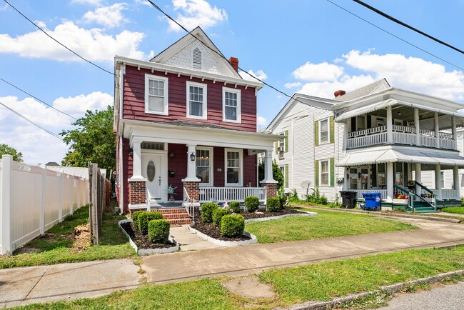 Building Photo - Beautifully maintained 3-bedroom, 3-bath t...