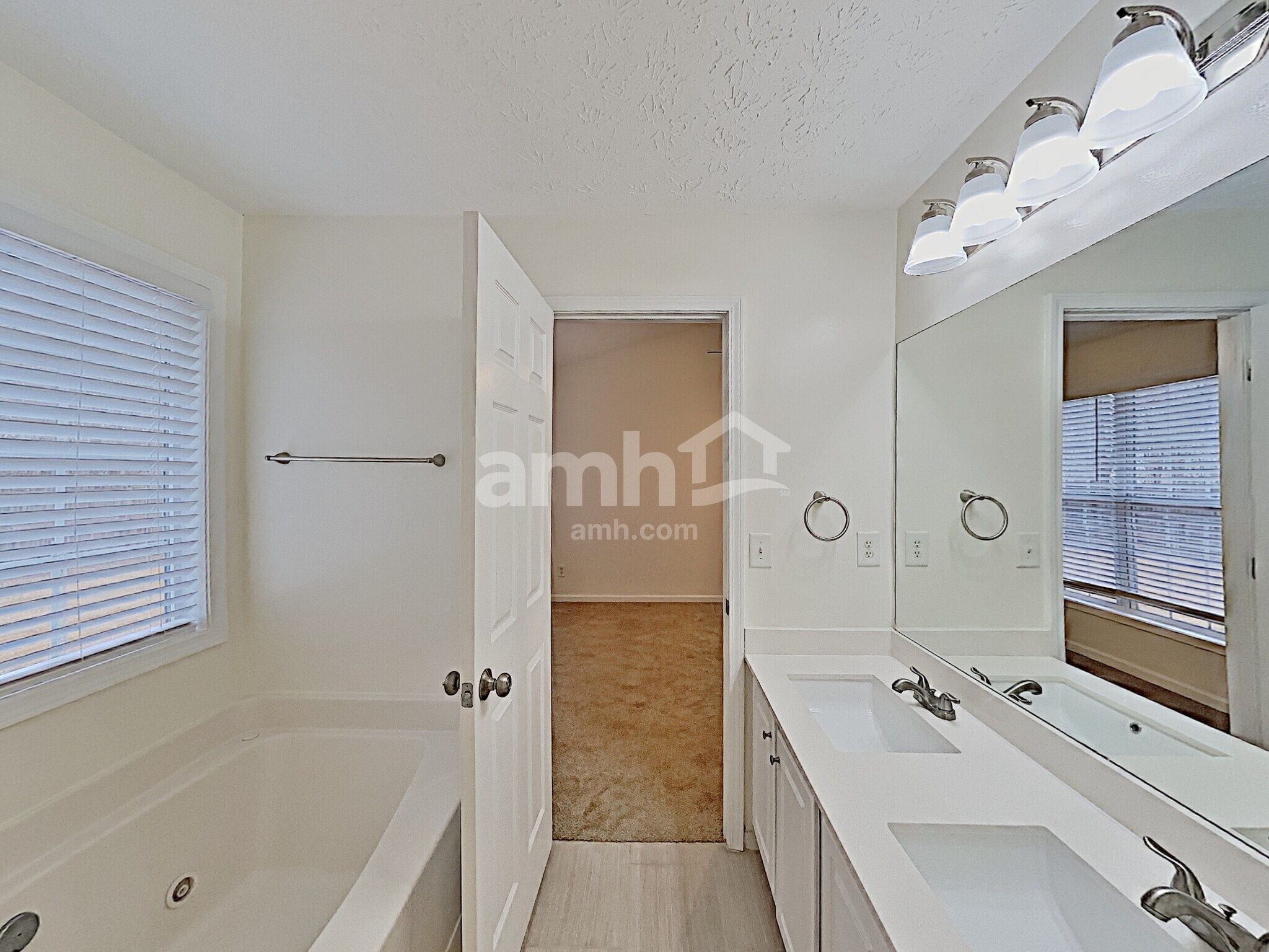 Building Photo - 558 The Blvd