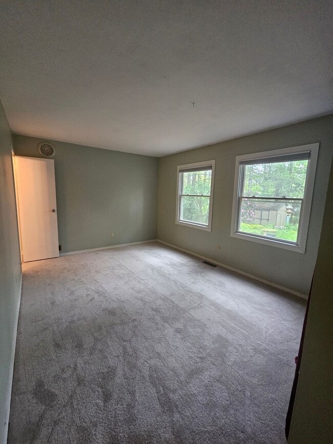 Building Photo - 3 Bedroom House Available July 15, 2026