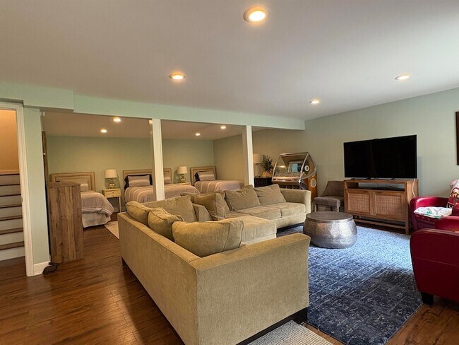 Building Photo - 111 Kestrel Ct