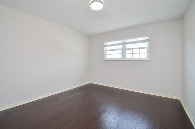 Building Photo - 1549 W Sam Houston Pkwy S