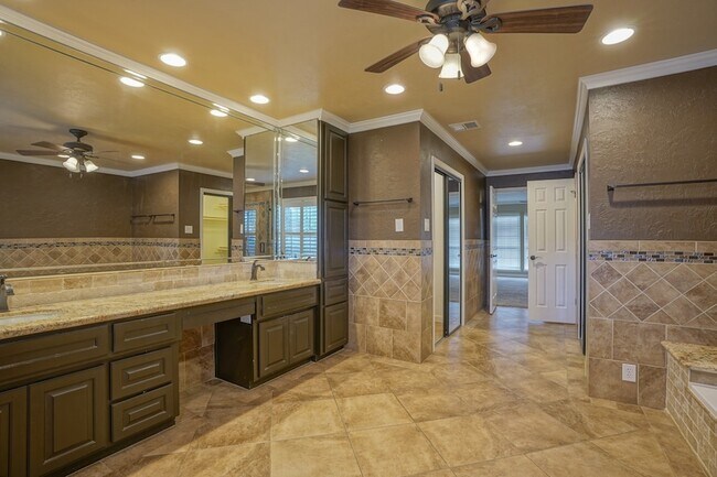 Building Photo - 2108 Lakeway Dr
