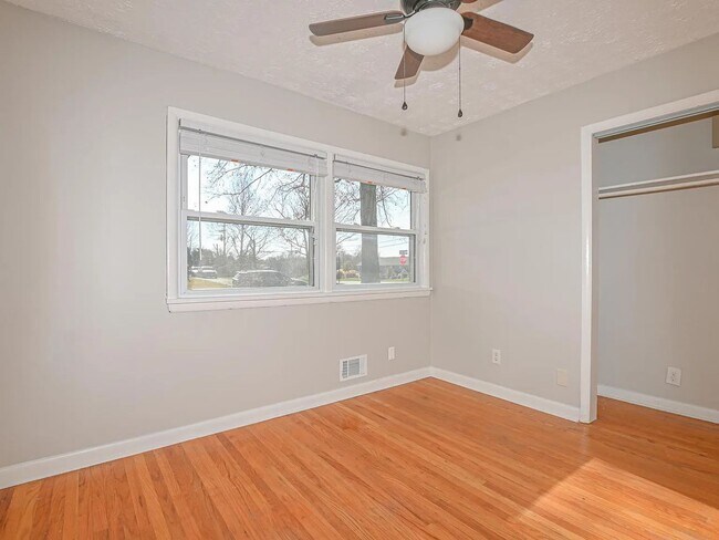 Building Photo - Large Corner Lot