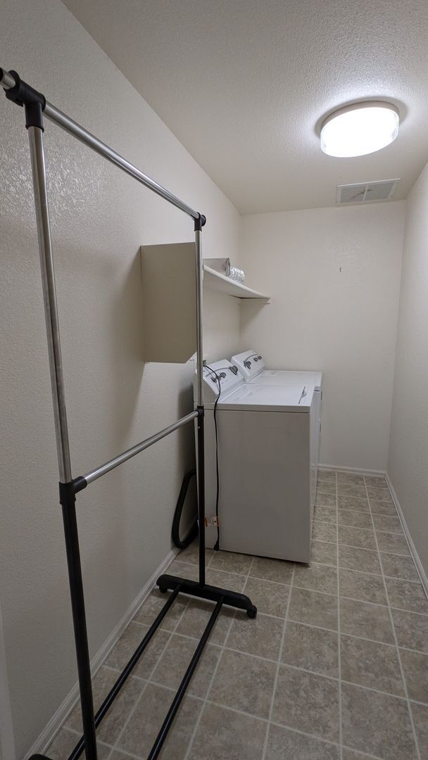 Building Photo - RANCH 3 BED/3 BATH PATIO HOME WITH MAIN FL...