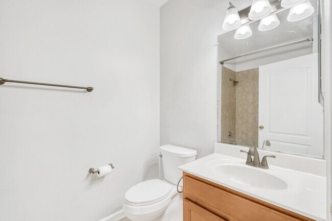 Building Photo - Great 2 Bedroom; 2 Bathroom condo in Manas...