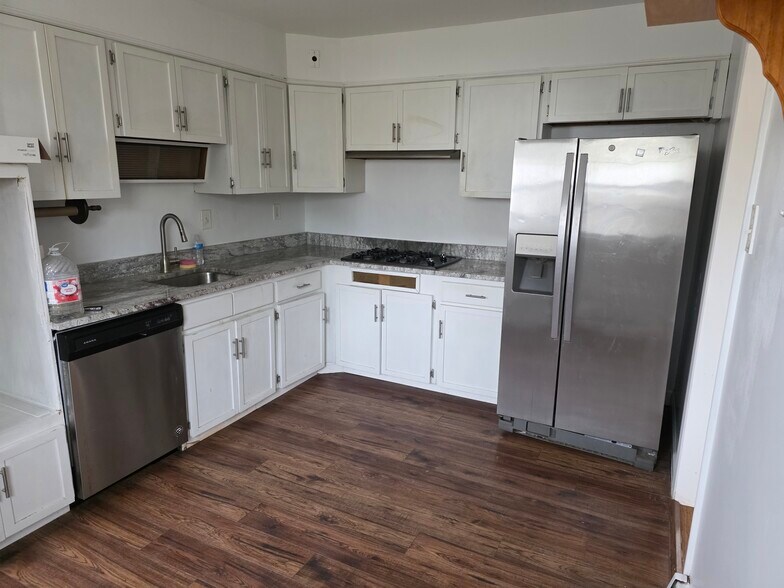 Kitchen - 20 W Marthart Ave