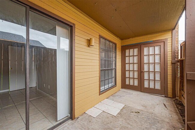 Building Photo - 9090 S Braeswood Blvd