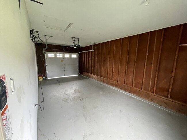 Building Photo - 594 Comstock Ave