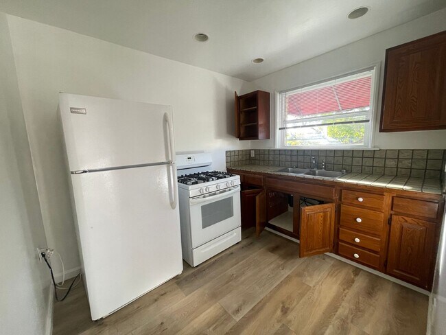 Building Photo - 1976 Hillhurst Ave