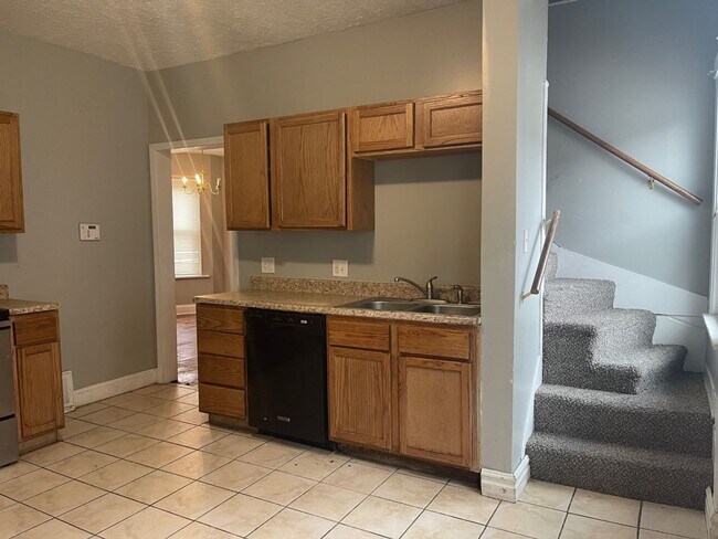 Building Photo - 4 Bedroom 2 bath House Available Now!!