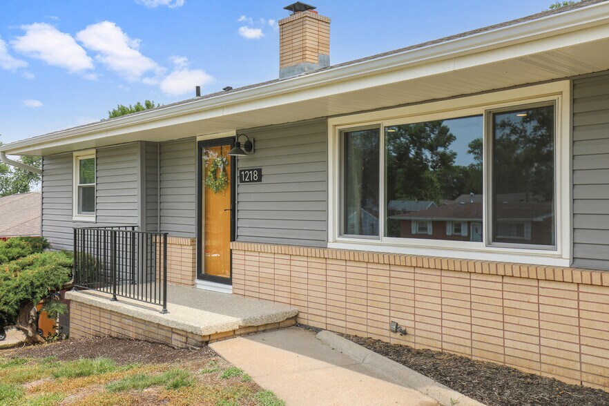 Building Photo - 1218 Sunset Dr