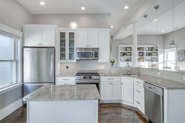 Building Photo - 41 Farragut Rd