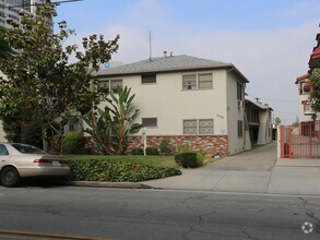 Building Photo - 935 N Louise St Apartments