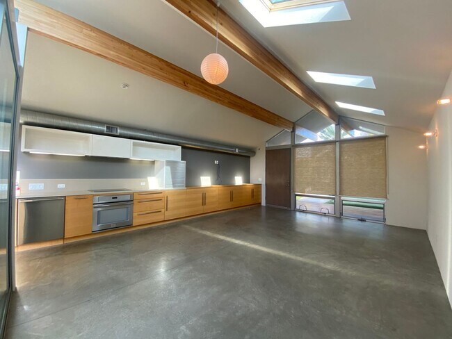 Building Photo - M340 - Miller