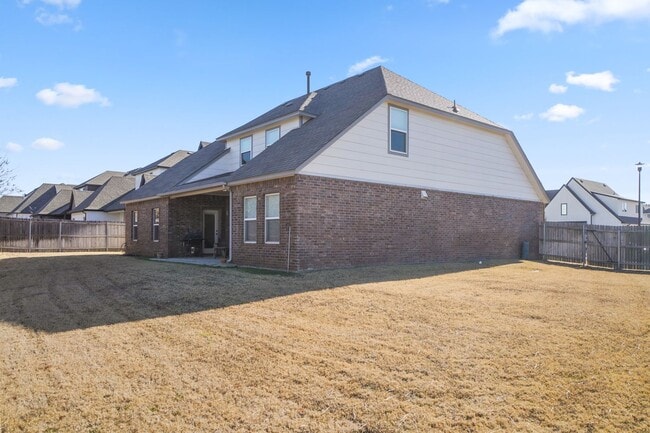 Building Photo - Stunner! This beautiful home features a spacious open floor plan with primary suite and private o...