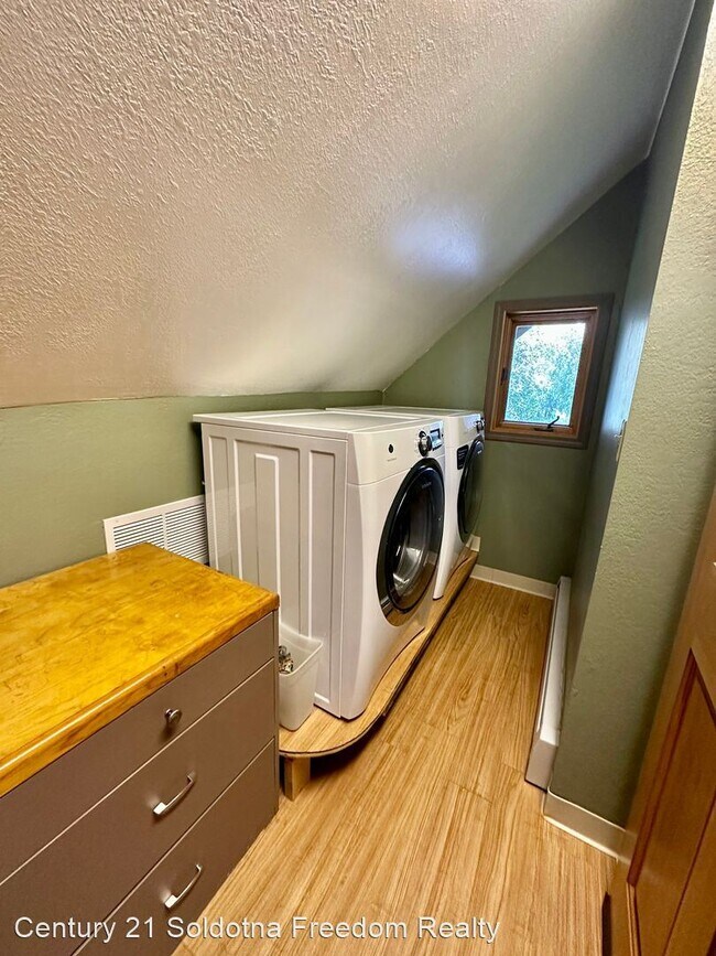 Building Photo - 4 br, 2.5 bath House - 1500 Barabara Drive
