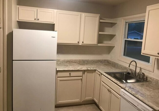 Building Photo - 3355 S Glenn Ave