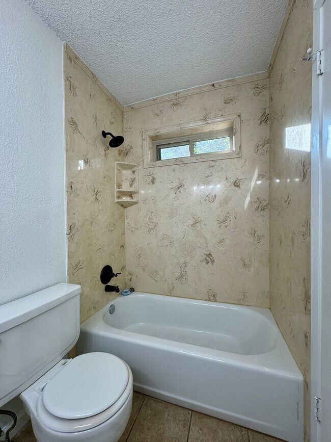 Building Photo - Updated Single Family Home | Midway ISD