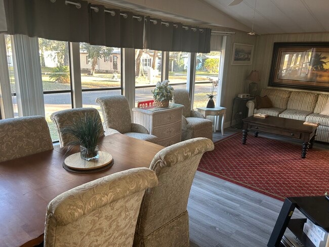 Building Photo - 500 Robin Ln