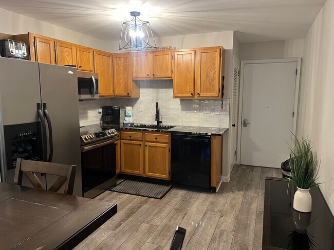 Building Photo - Furnished Updated Condo on HHI - Walk to the Beach!