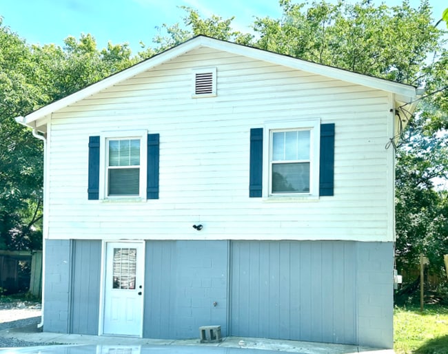 Building Photo - 127 E Woodrow St