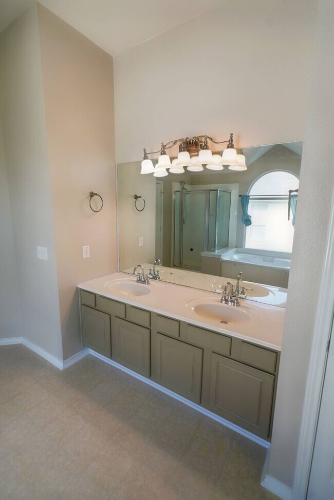 Building Photo - 4736 Green Bluff Dr