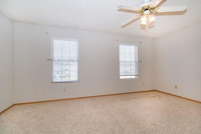 Building Photo - Two Bedroom and 1.5 Bathroom Townhome with...